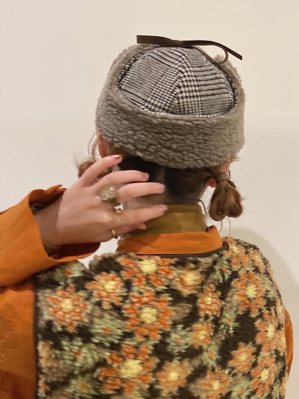 ベージュ系のベスト、ブラウン系のパンツ、オレンジ系のシューズを着用したレディースの秋コーディネートの4枚目の写真