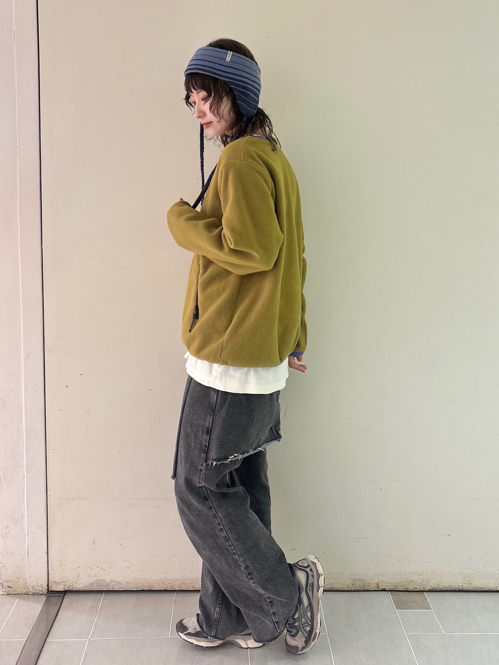 グリーン系のその他トップス、ブラック系のデニムパンツ、グレー系のスニーカーを着用したレディースの秋コーディネートの2枚目の写真