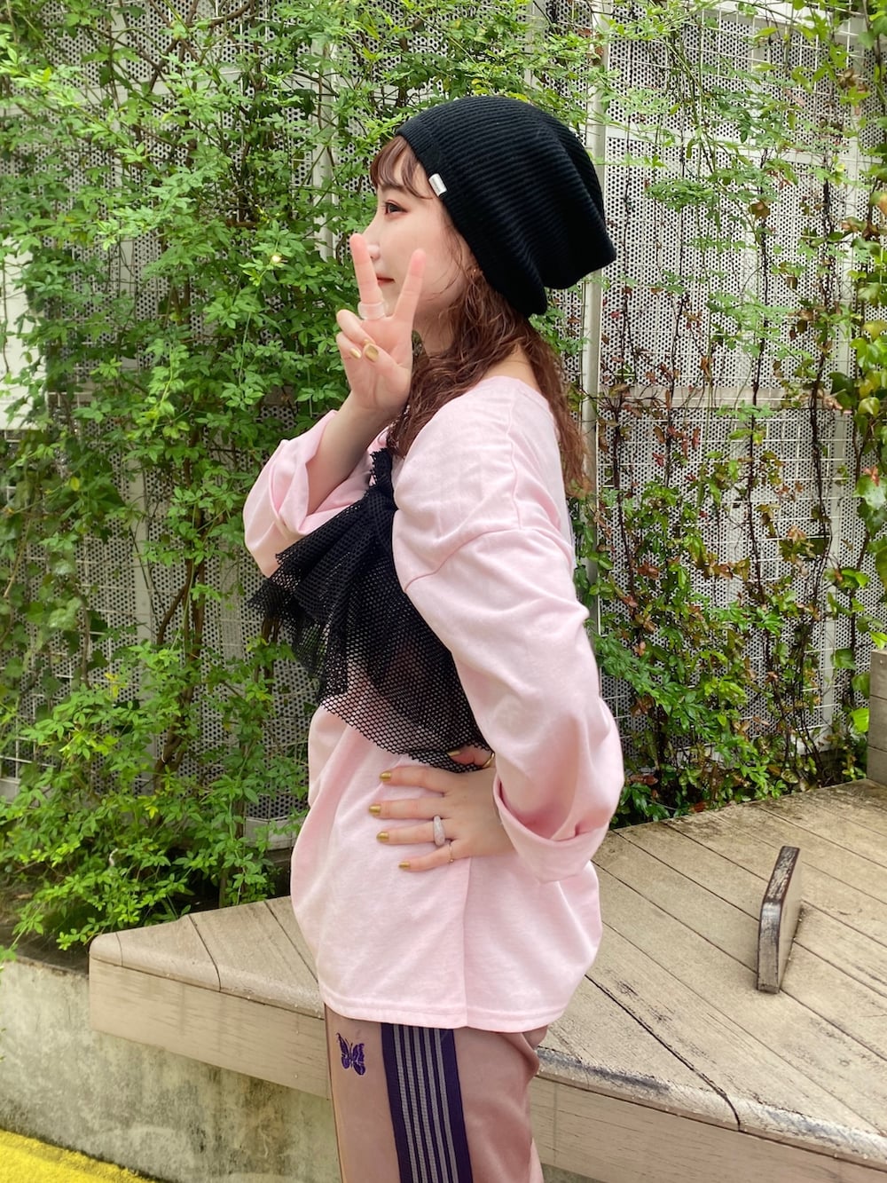 ピンク系のTシャツ/カットソー、パープル系のパンツ、ブラック系のスリッポンを着用したレディースの夏コーディネートの2枚目の写真