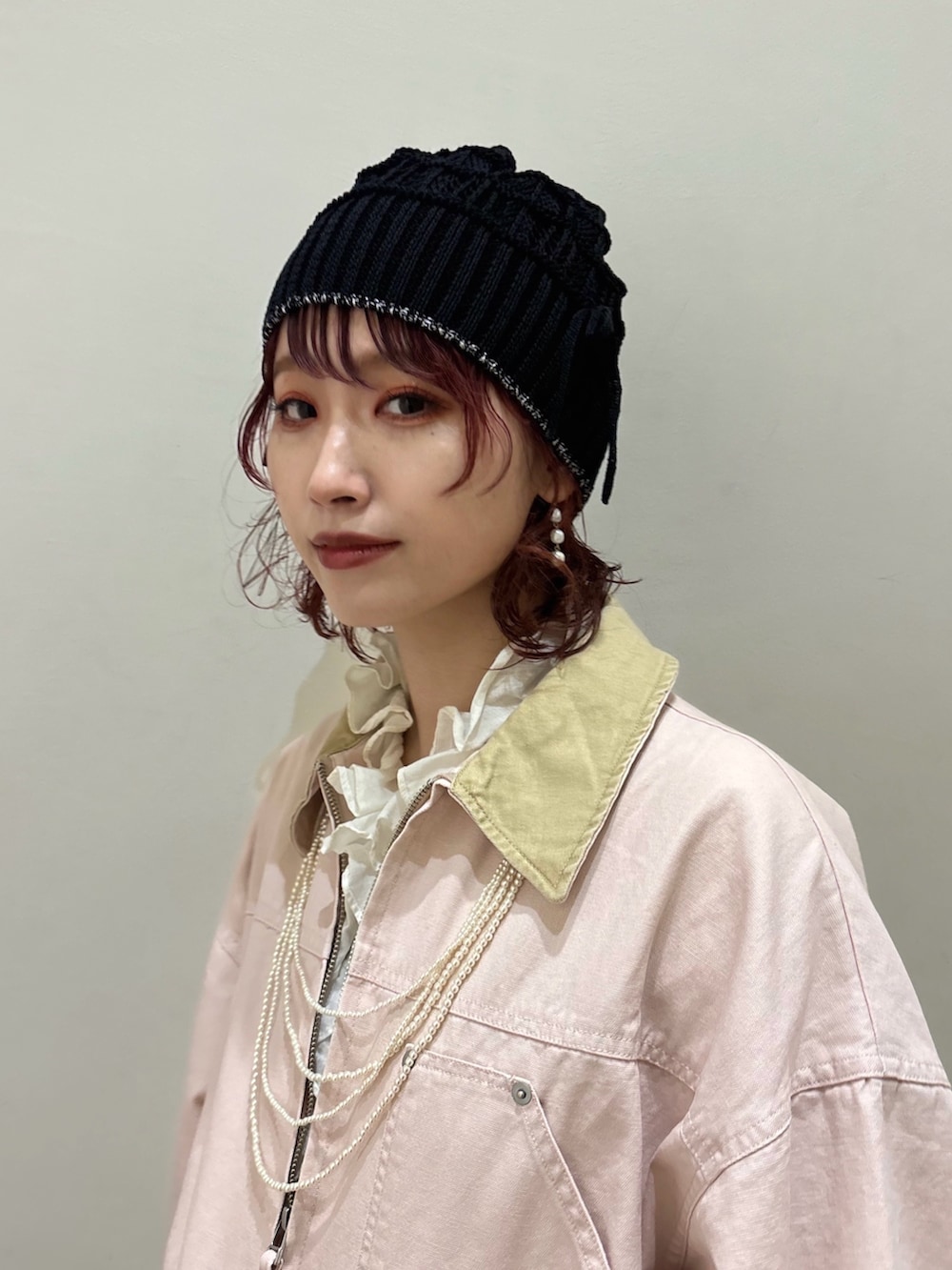 ブラウン系のその他パンツ、ブラック系のスニーカー、ピンク系のカバーオールを着用したレディースの冬コーディネートの2枚目の写真