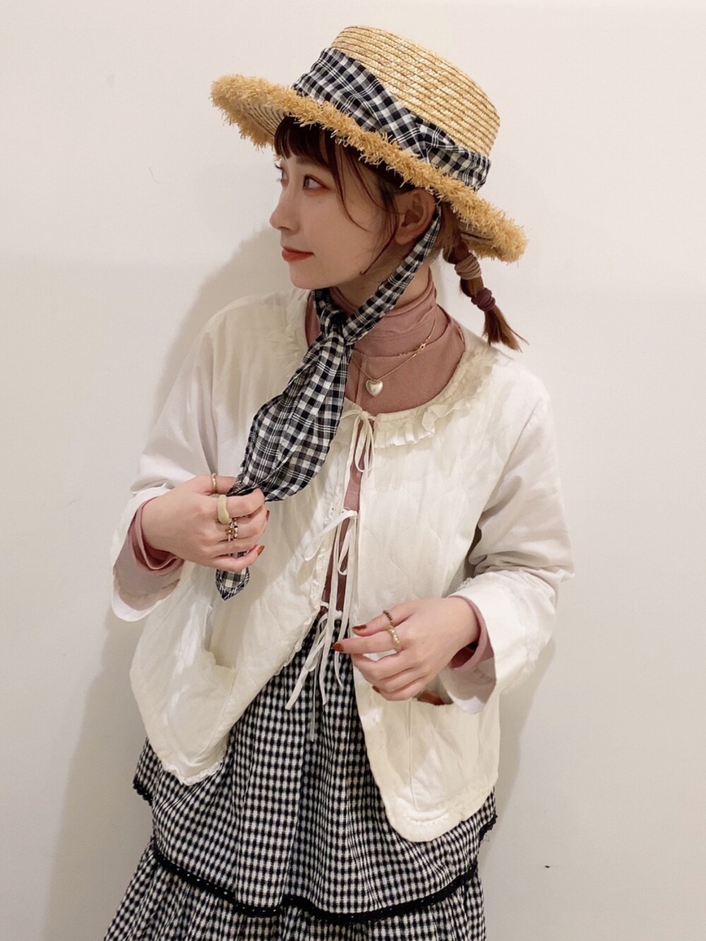 ホワイト系のシャツ/ブラウス、ブラック系のスカート、ブラック系のサンダルを着用したレディースの春コーディネートの2枚目の写真