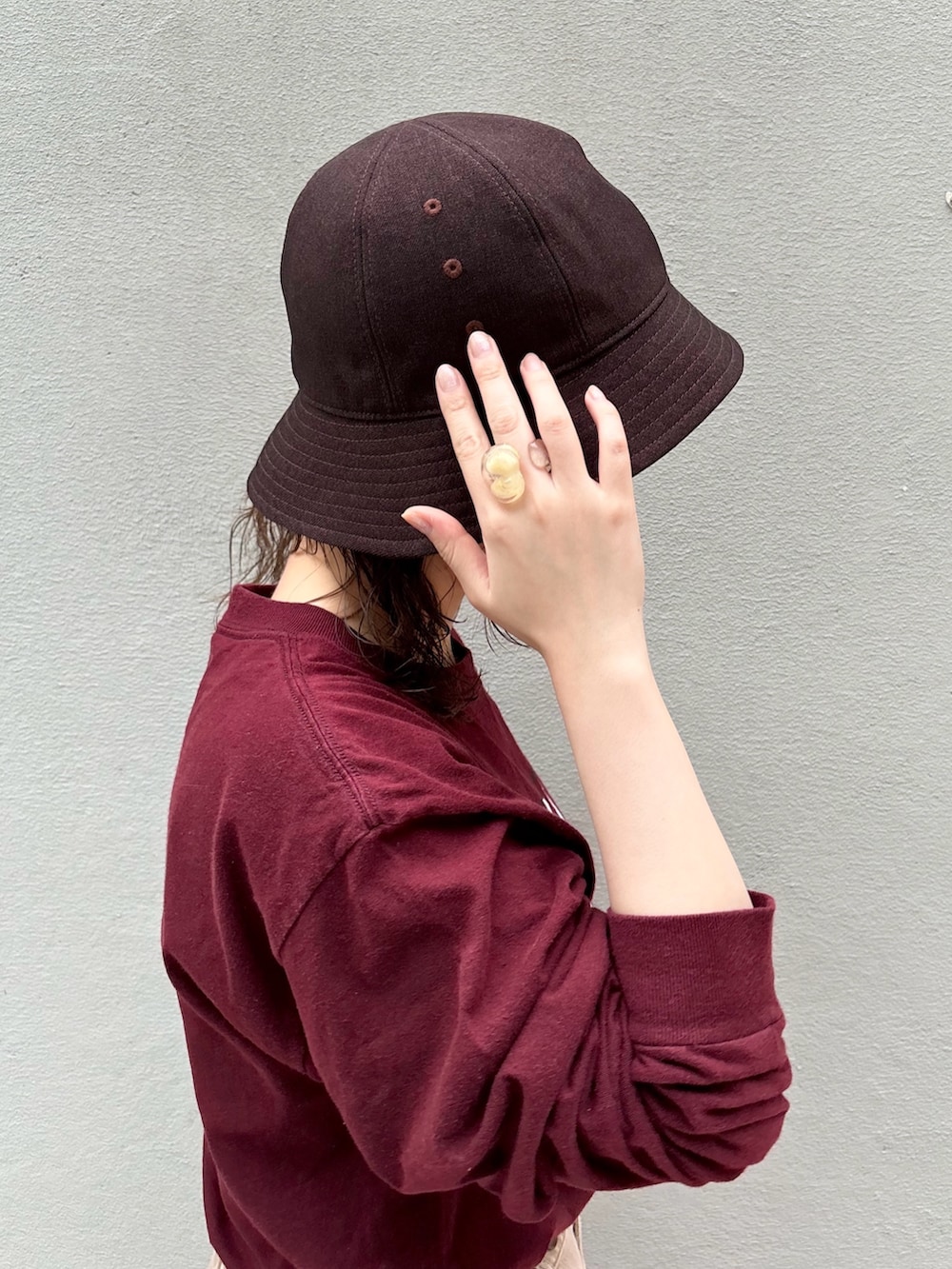 ブラウン系のTシャツ/カットソー、ブラウン系のデニムパンツ、ブラック系のスリッポンを着用したレディースの夏コーディネートの5枚目の写真