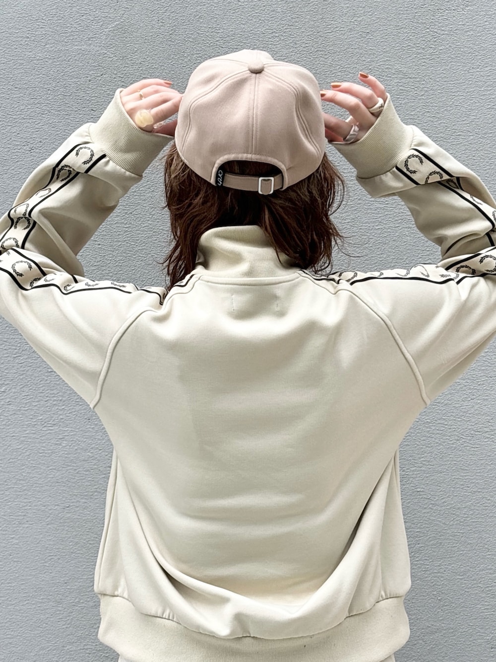 ホワイト系のジャケット/アウター、ホワイト系のスカート、ブルー系のデニムパンツを着用したレディースの夏コーディネートの5枚目の写真