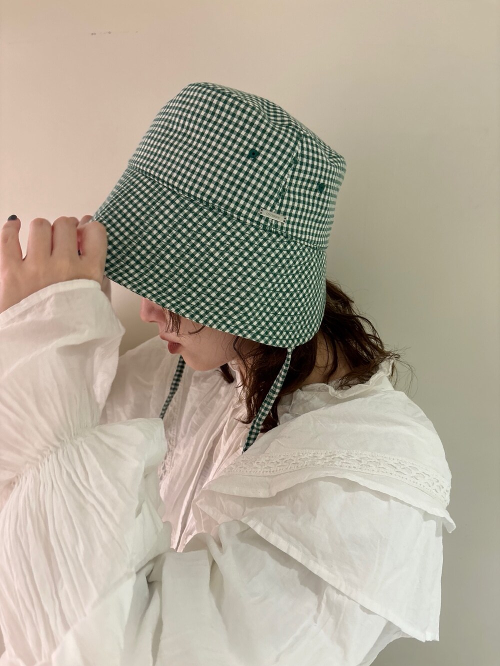 ホワイト系のシャツ/ブラウス、ホワイト系のTシャツ/カットソー、ブラウン系のパンツを着用したレディースの春コーディネートの3枚目の写真