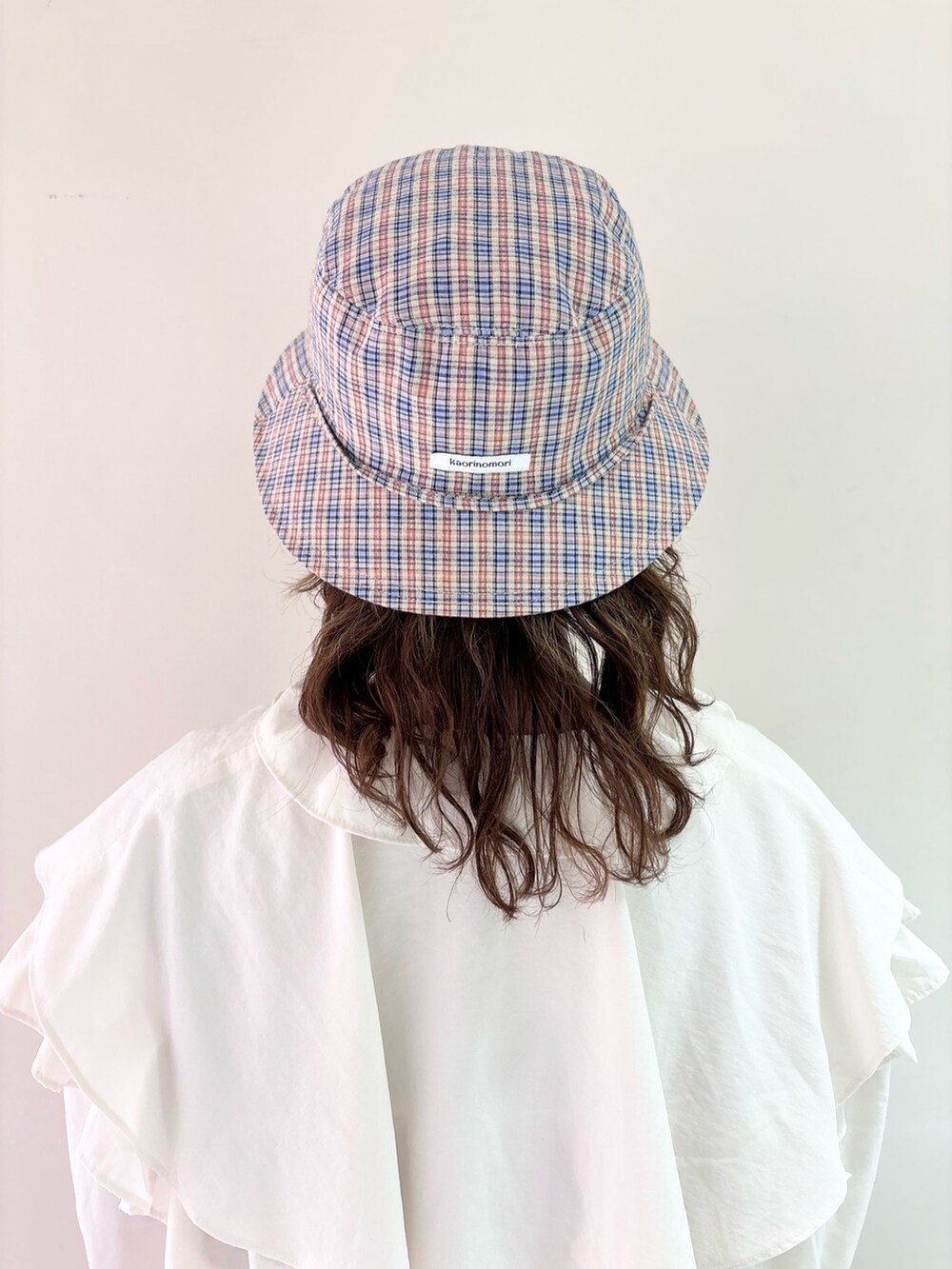 グレー系のTシャツ/カットソー、ホワイト系のシャツ/ブラウス、ピンク系のデニムパンツを着用したレディースの春コーディネートの3枚目の写真