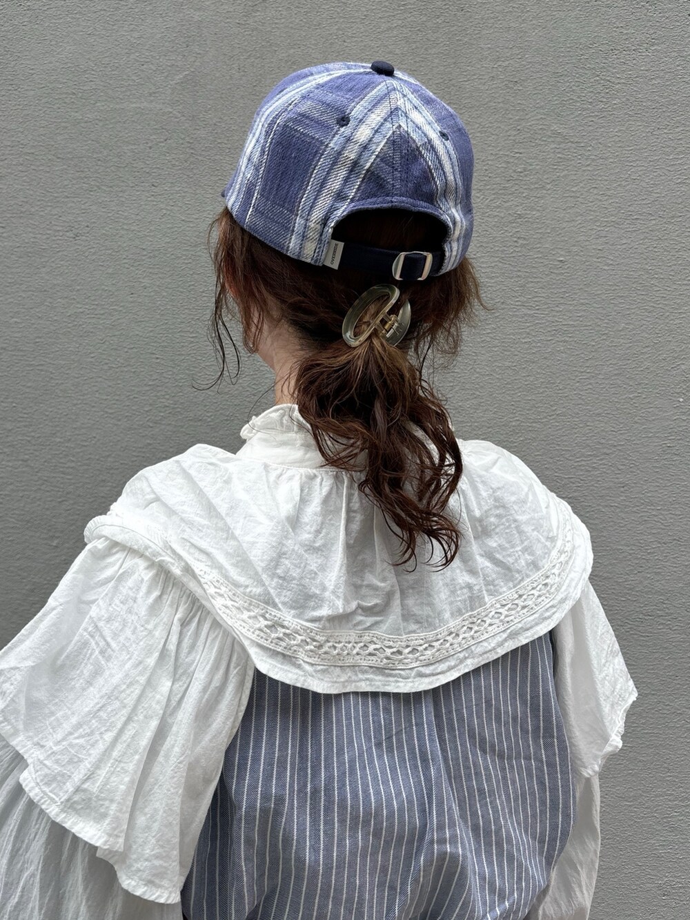 ホワイト系のシャツ/ブラウス、ブルー系のシャツ/ブラウス、ブルー系のデニムパンツを着用したレディースの春コーディネートの3枚目の写真