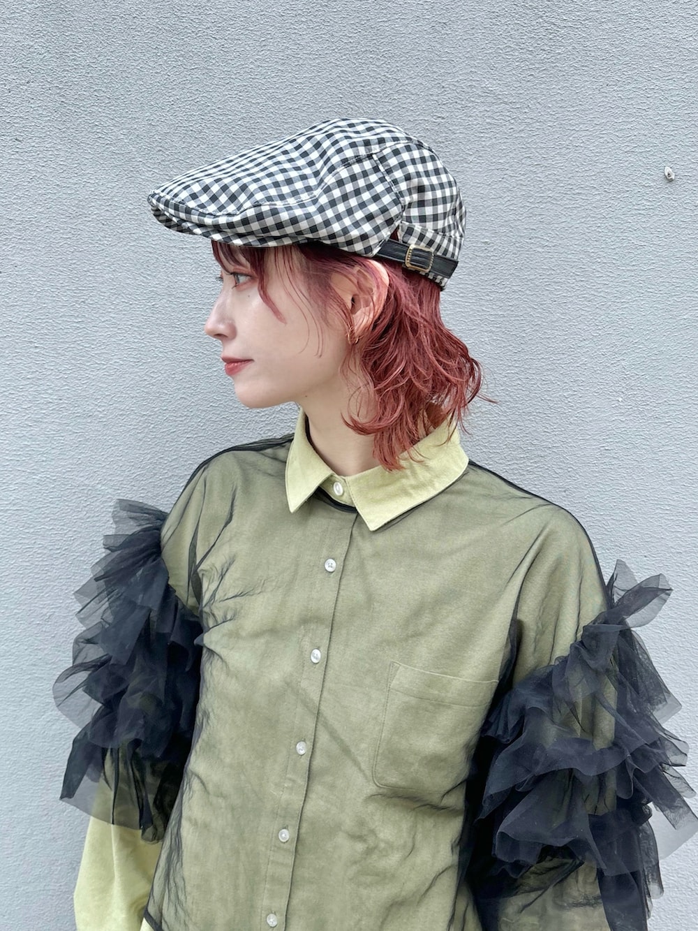 ブラック系のその他トップス、グリーン系のシャツ/ブラウス、ブラック系のスカートを着用したレディースの冬コーディネートの2枚目の写真