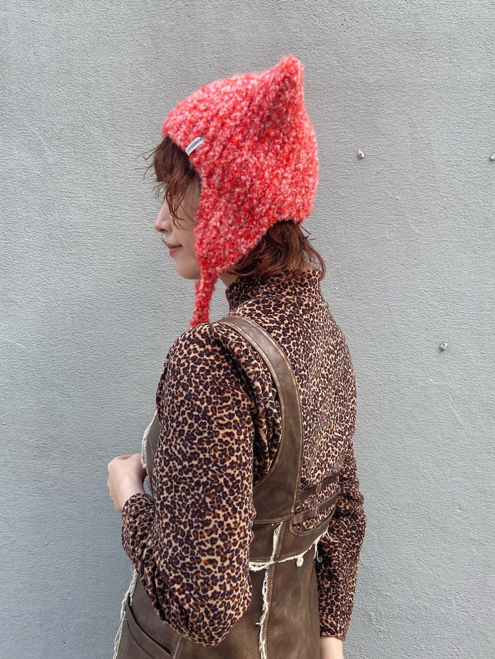 ブラウン系のTシャツ/カットソー、ブラウン系のチュニック、グレー系のパンツを着用したレディースの冬コーディネートの5枚目の写真