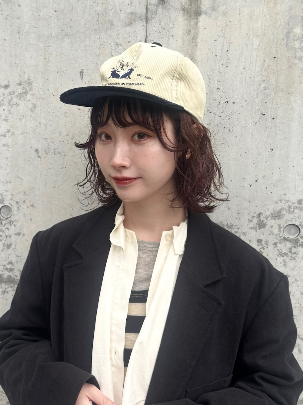 ブラック系のバレエシューズ、ホワイト系のシャツ/ブラウス、ブラック系のジャケット/アウターを着用したレディースの春コーディネートの2枚目の写真