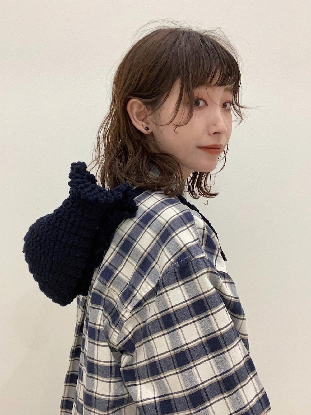 ホワイト系のダウンベスト、ブルー系のシャツ/ブラウス、ホワイト系のスウェットパンツを着用したレディースの冬コーディネートの2枚目の写真