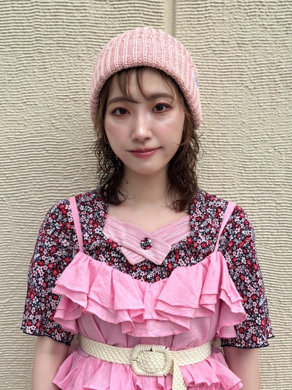 ピンク系のトップス、ピンク系のトップス、ブルー系のデニムパンツを着用したレディースの夏コーディネートの2枚目の写真