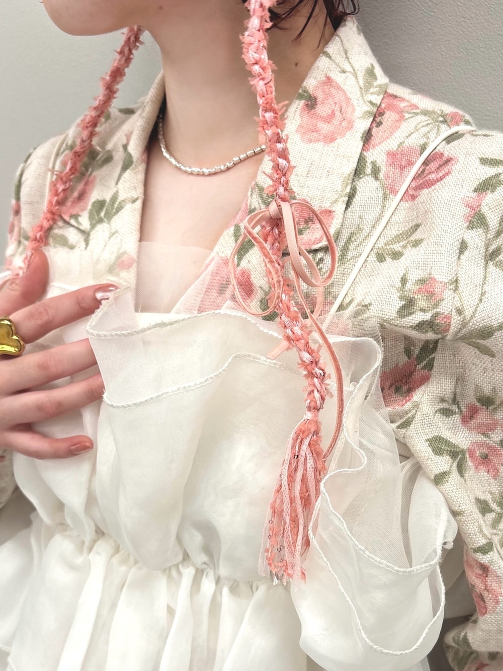 ホワイト系のスカート、レッド系のバレエシューズ、ホワイト系のその他トップスを着用したレディースの春コーディネートの3枚目の写真