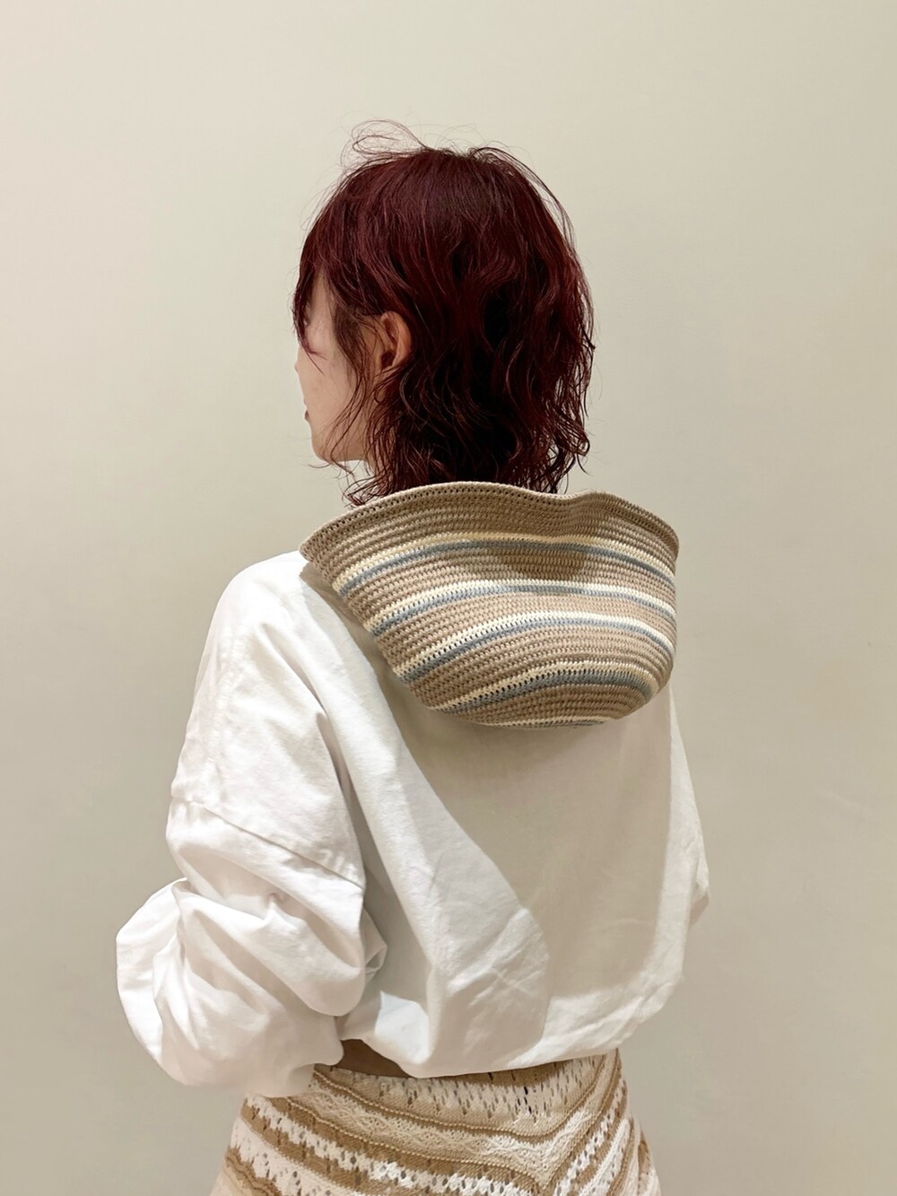 ホワイト系のTシャツ/カットソー、ベージュ系のパンツ、ブルー系のデニムパンツを着用したレディースの冬コーディネートの4枚目の写真