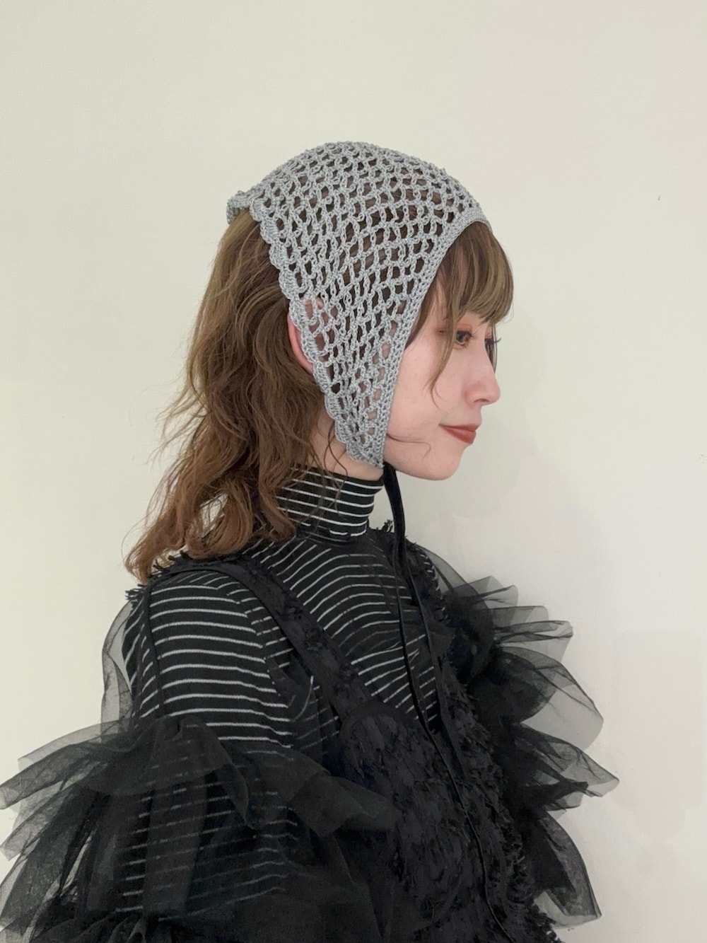 ブラック系のその他トップス、ブラック系のワンピース、ブラック系のTシャツ/カットソーを着用したレディースの春コーディネートの3枚目の写真