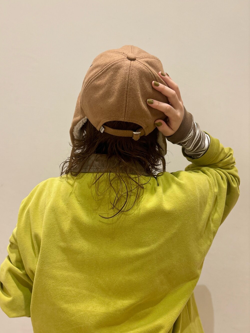 パープル系のパンツ、ベージュ系のスニーカー、ブラウン系のTシャツ/カットソーを着用したレディースの秋コーディネートの4枚目の写真