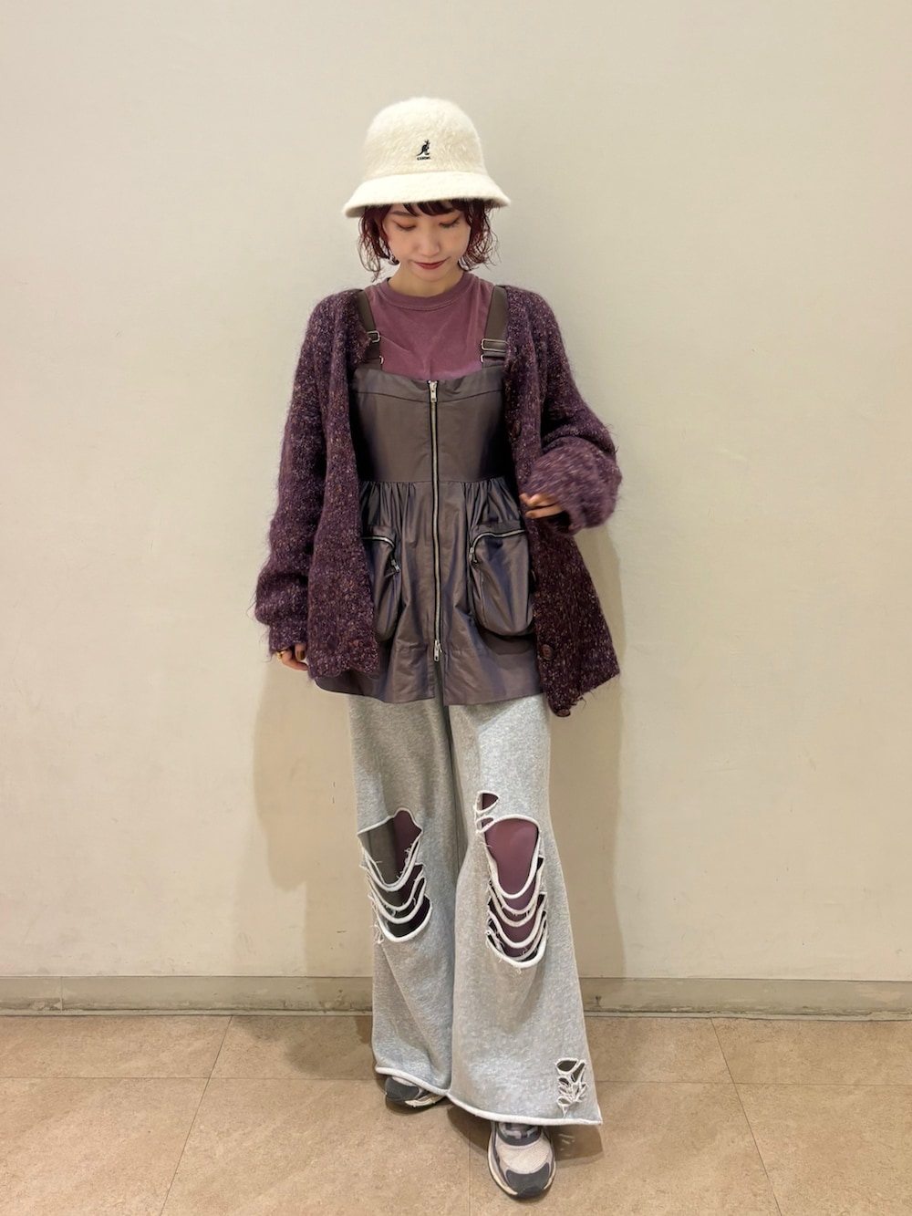 パープル系のトップス、ピンク系のスウェットパンツ、グレー系のスニーカーを着用したレディースの冬コーディネートの2枚目の写真