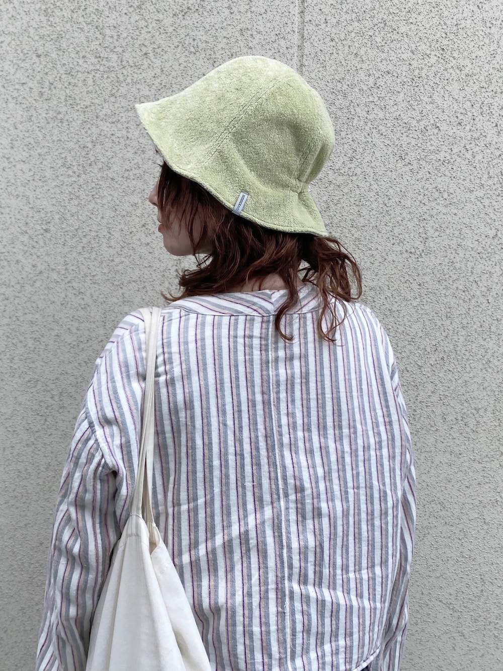 ホワイト系のテーラードジャケット、ホワイト系のシャツ/ブラウス、ブラック系のデニムパンツを着用したレディースの春コーディネートの4枚目の写真