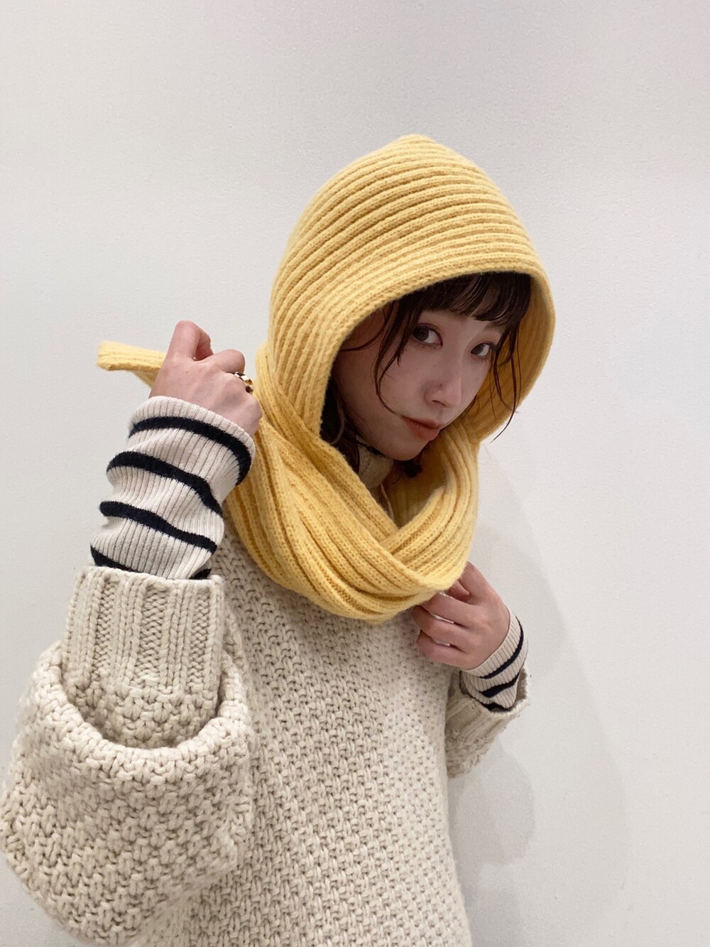 ホワイト系のニット/セーター、ホワイト系のニット/セーター、パープル系のパンツを着用したレディースの冬コーディネートの3枚目の写真