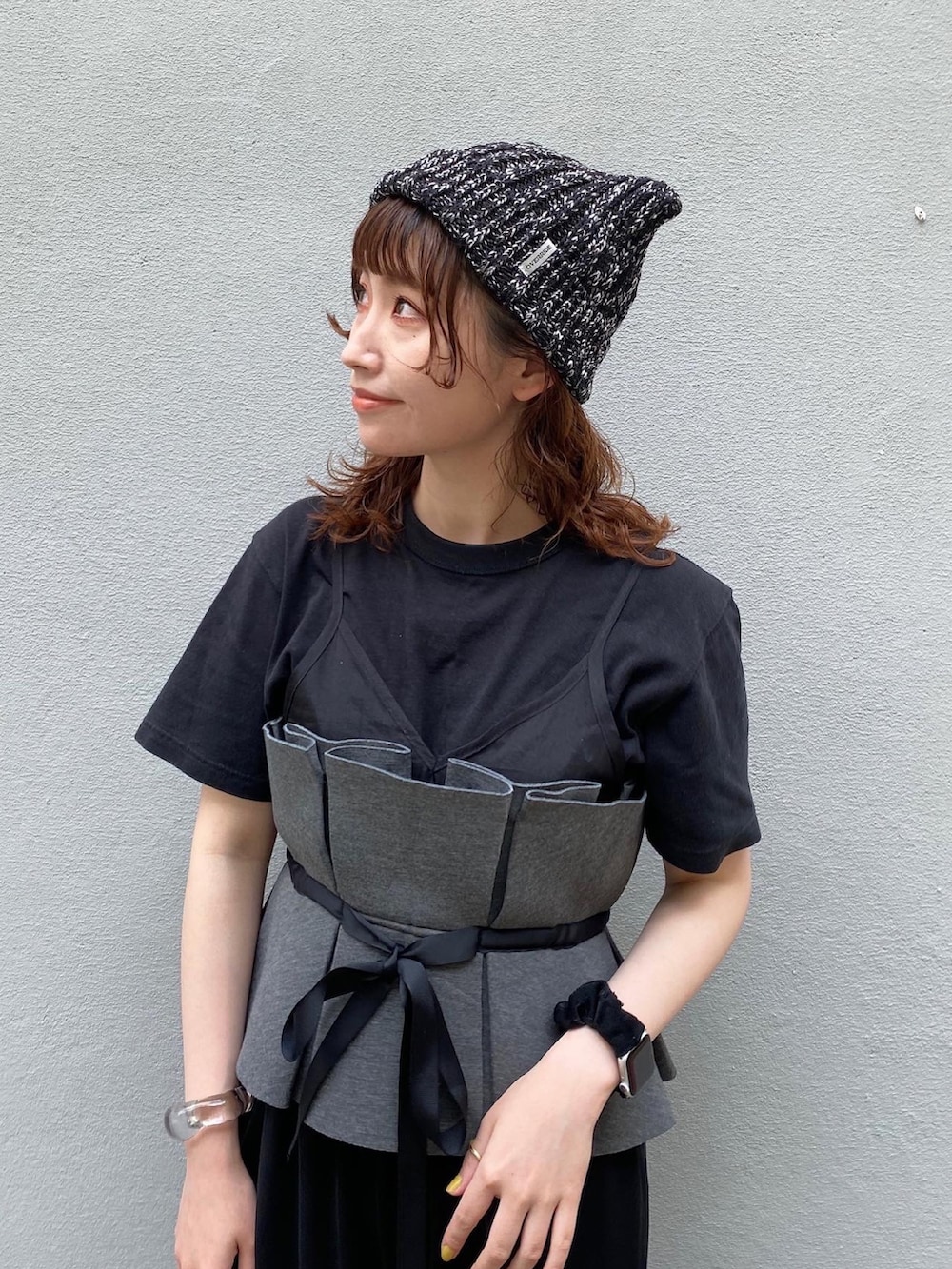 ブラック系のTシャツ/カットソー、グレー系のキャミソール、ブラック系のパンツを着用したレディースの春コーディネートの4枚目の写真