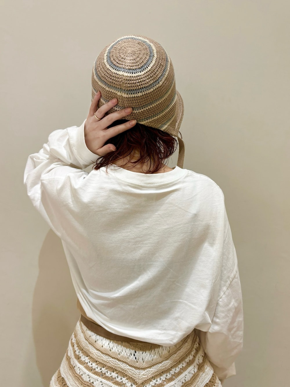 ホワイト系のTシャツ/カットソー、ベージュ系のパンツ、ブルー系のデニムパンツを着用したレディースの冬コーディネートの3枚目の写真