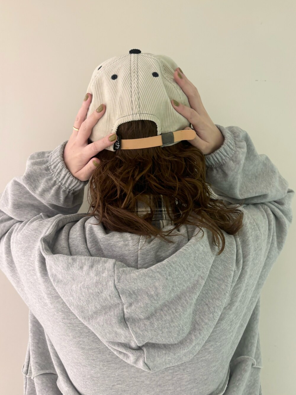 グレー系のパーカー、ブルー系のシャツ/ブラウス、ブラック系のデニムパンツを着用したレディースの秋コーディネートの4枚目の写真