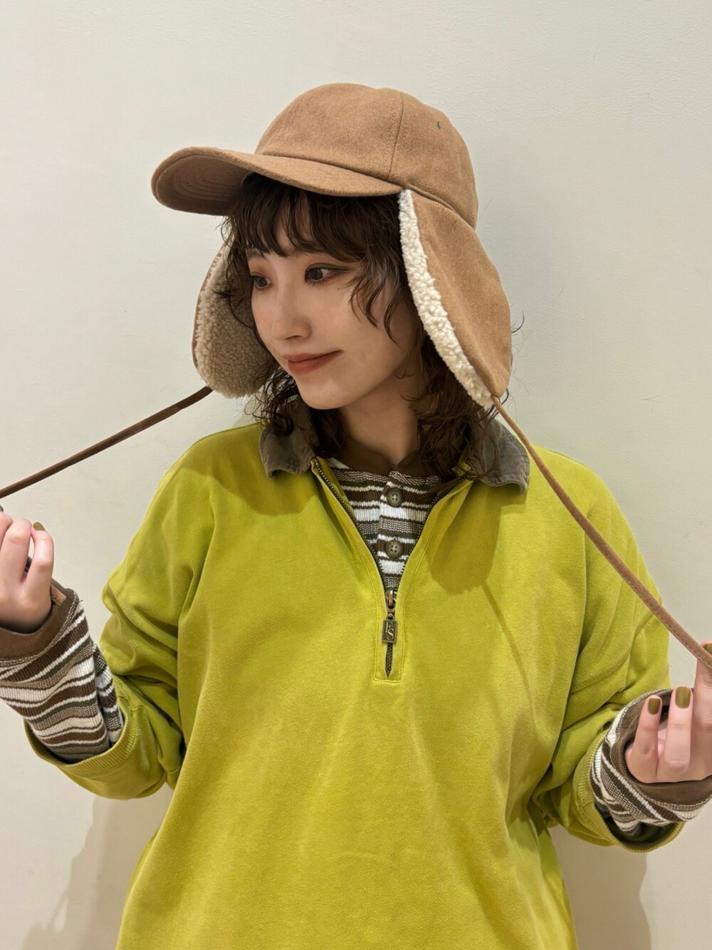 パープル系のパンツ、ベージュ系のスニーカー、ブラウン系のTシャツ/カットソーを着用したレディースの秋コーディネートの3枚目の写真