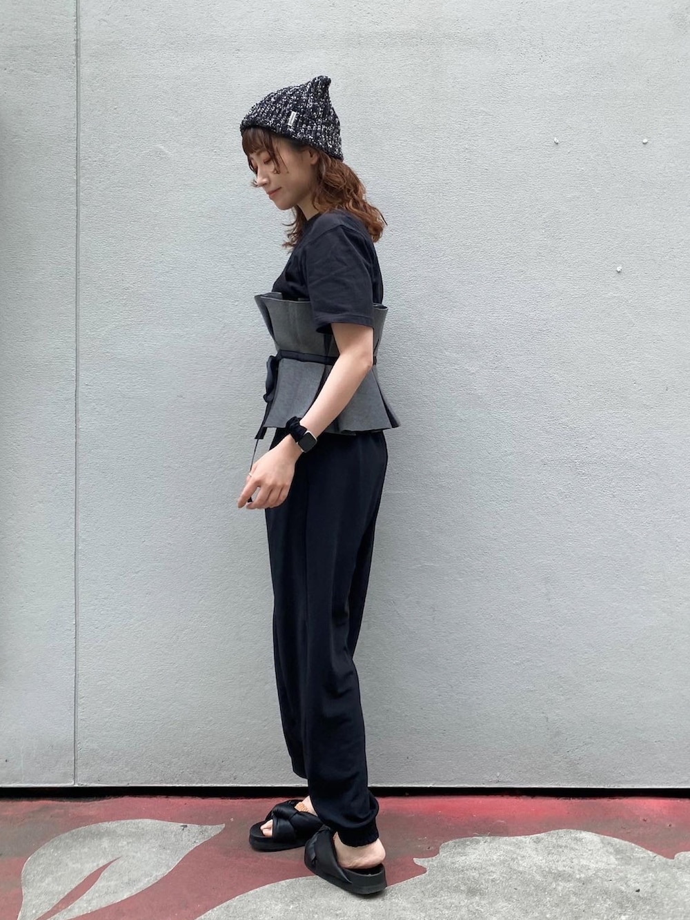 ブラック系のTシャツ/カットソー、グレー系のキャミソール、ブラック系のパンツを着用したレディースの春コーディネートの2枚目の写真