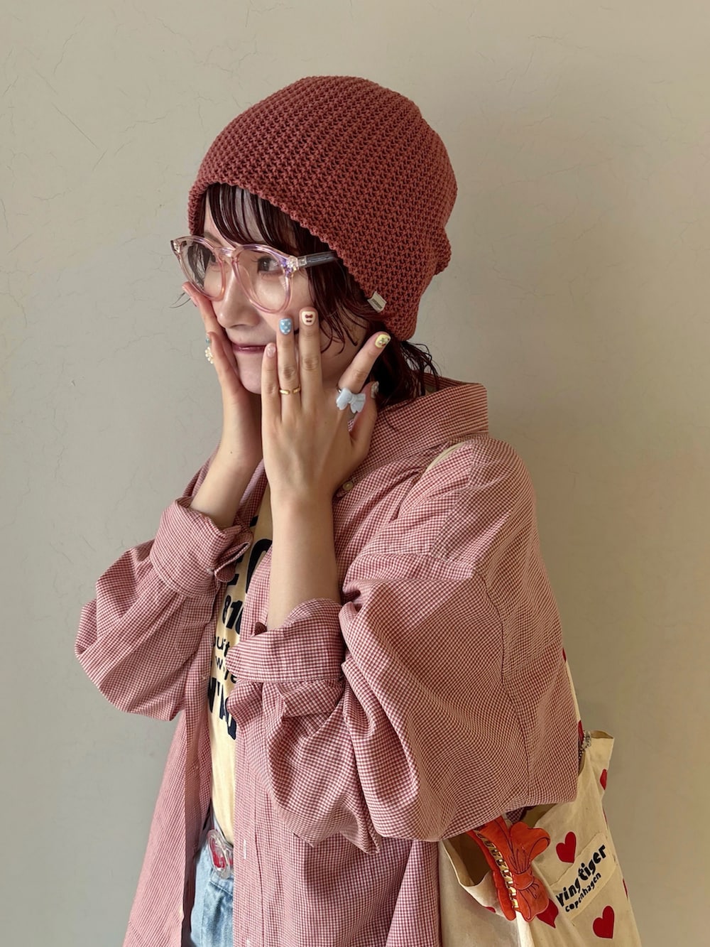 イエロー系のTシャツ/カットソー、レッド系のシャツ/ブラウス、ブルー系のデニムパンツを着用したレディースの秋コーディネートの2枚目の写真
