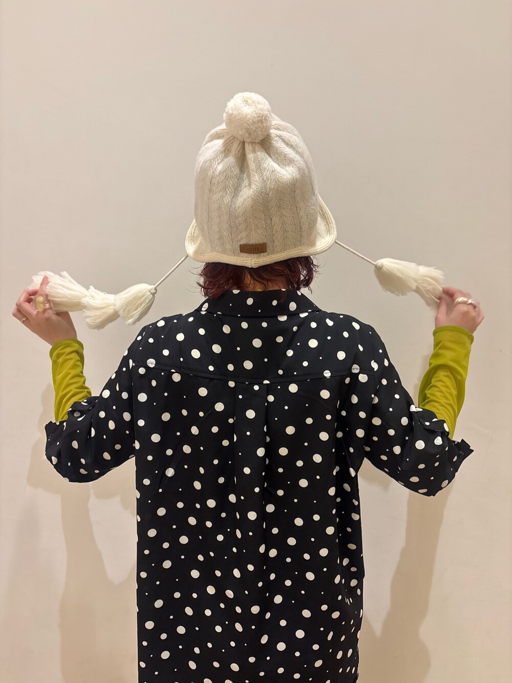 グリーン系のTシャツ/カットソー、ブラック系のその他パンツ、ブラック系のシャツ/ブラウスを着用したレディースの秋コーディネートの4枚目の写真