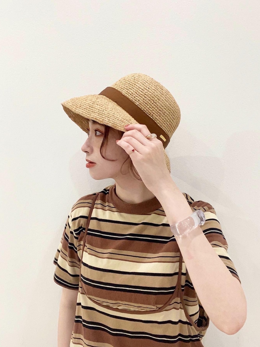 ブラウン系のTシャツ/カットソー、ブラウン系のワンピース、ベージュ系のトートバッグを着用したレディースの夏コーディネートの2枚目の写真