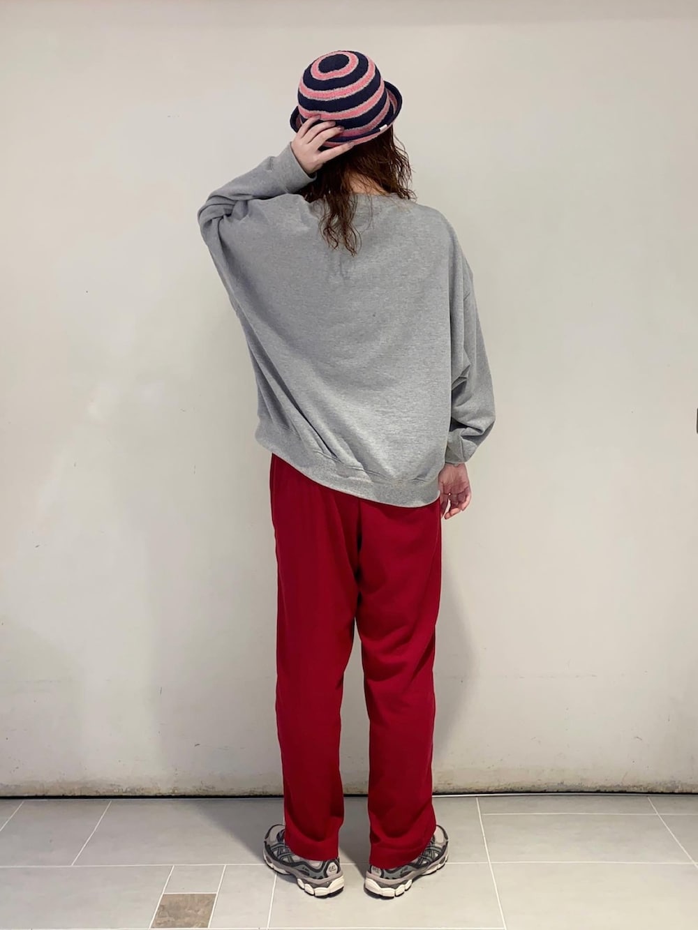 グレー系のスウェット、ピンク系のパンツ、グレー系のスニーカーを着用したレディースの夏コーディネートの3枚目の写真