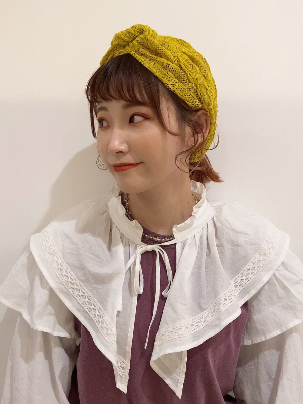 パープル系のTシャツ/カットソー、ホワイト系のシャツ/ブラウス、グリーン系のデニムパンツを着用したレディースの冬コーディネートの2枚目の写真