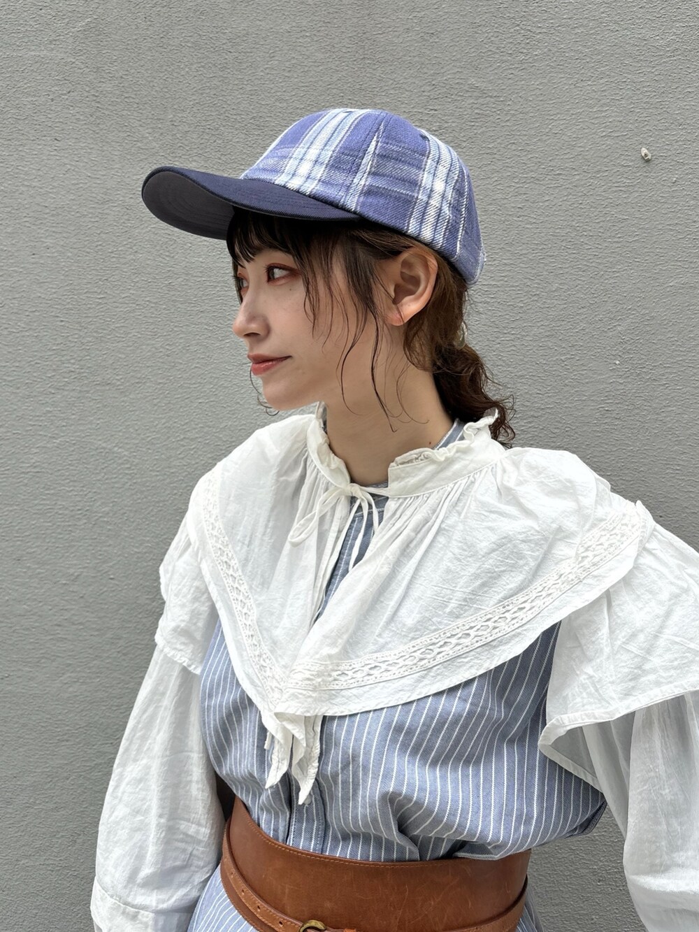 ホワイト系のシャツ/ブラウス、ブルー系のシャツ/ブラウス、ブルー系のデニムパンツを着用したレディースの春コーディネートの2枚目の写真