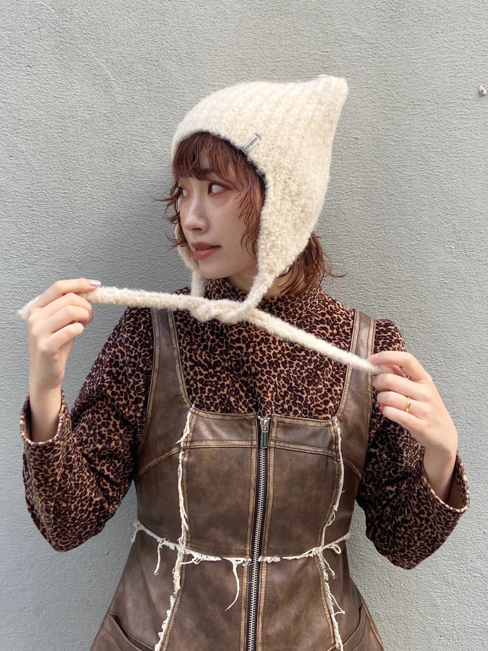 ブラウン系のTシャツ/カットソー、ブラウン系のチュニック、グレー系のパンツを着用したレディースの冬コーディネートの3枚目の写真