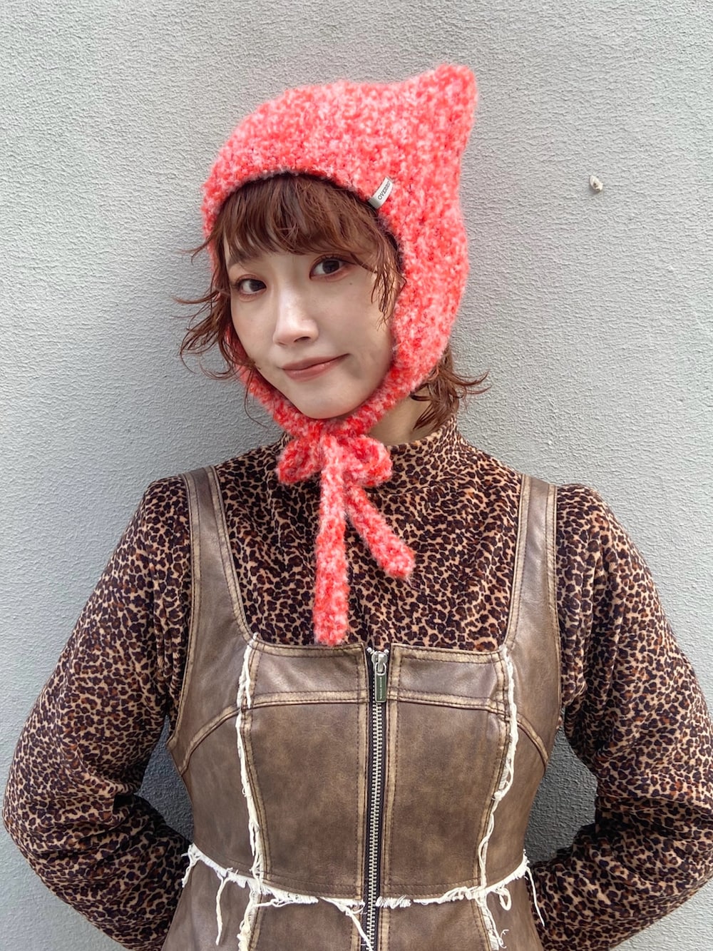 ブラウン系のTシャツ/カットソー、ブラウン系のチュニック、グレー系のパンツを着用したレディースの冬コーディネートの4枚目の写真