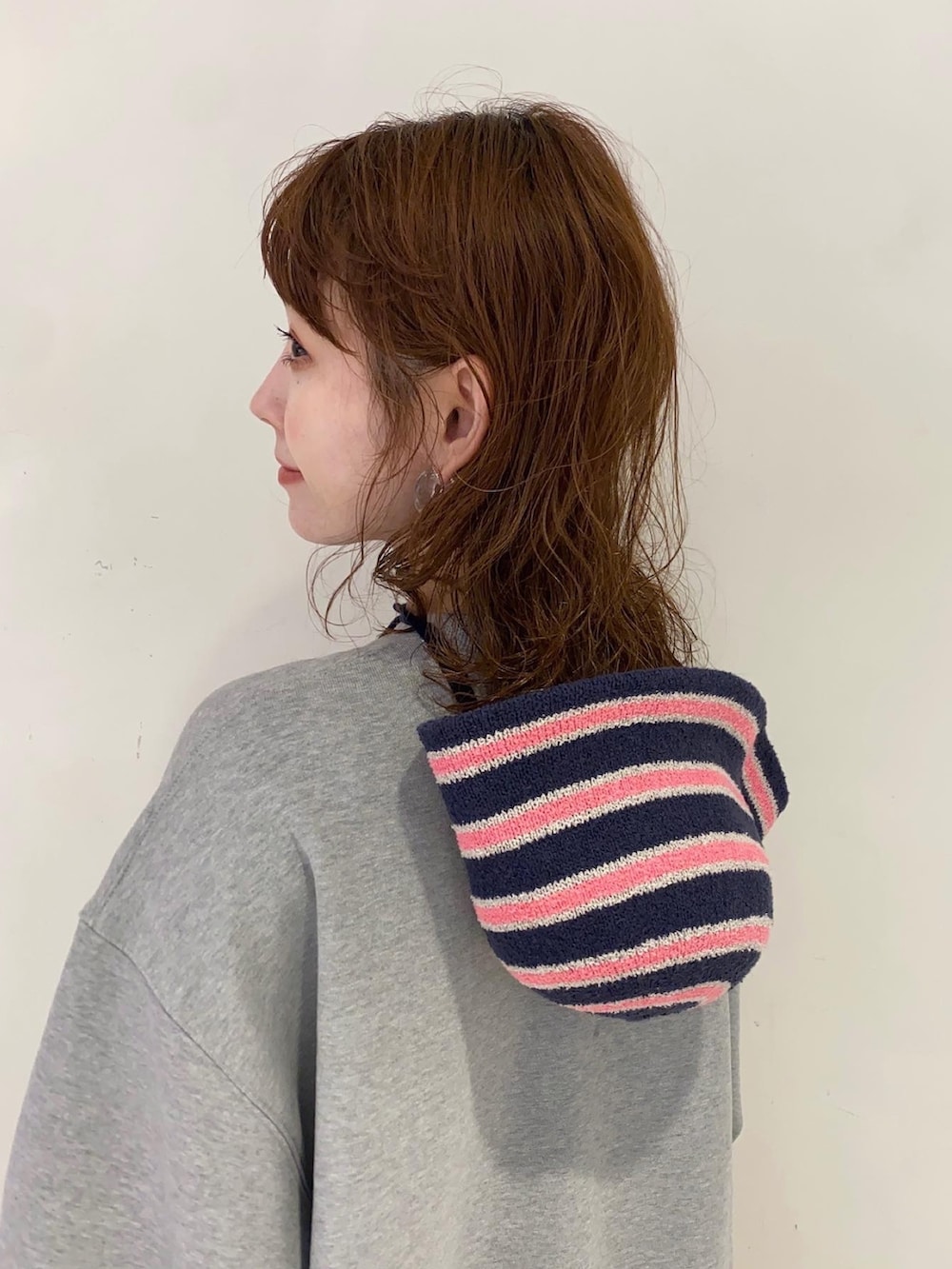 グレー系のスウェット、ピンク系のパンツ、グレー系のスニーカーを着用したレディースの夏コーディネートの4枚目の写真