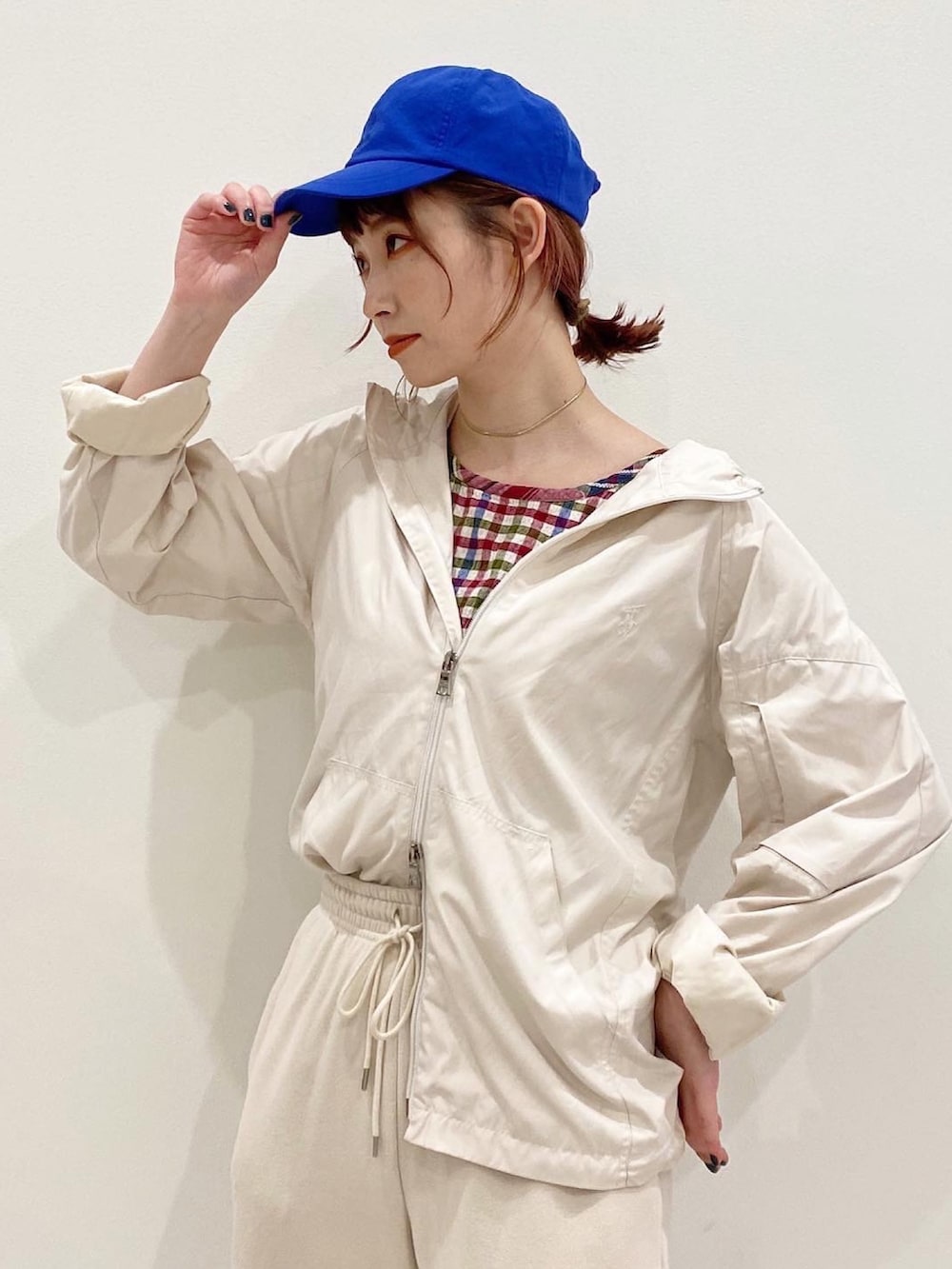 ホワイト系のジャケット/アウター、ホワイト系のスウェットパンツ、グレー系のスニーカーを着用したレディースの夏コーディネートの2枚目の写真