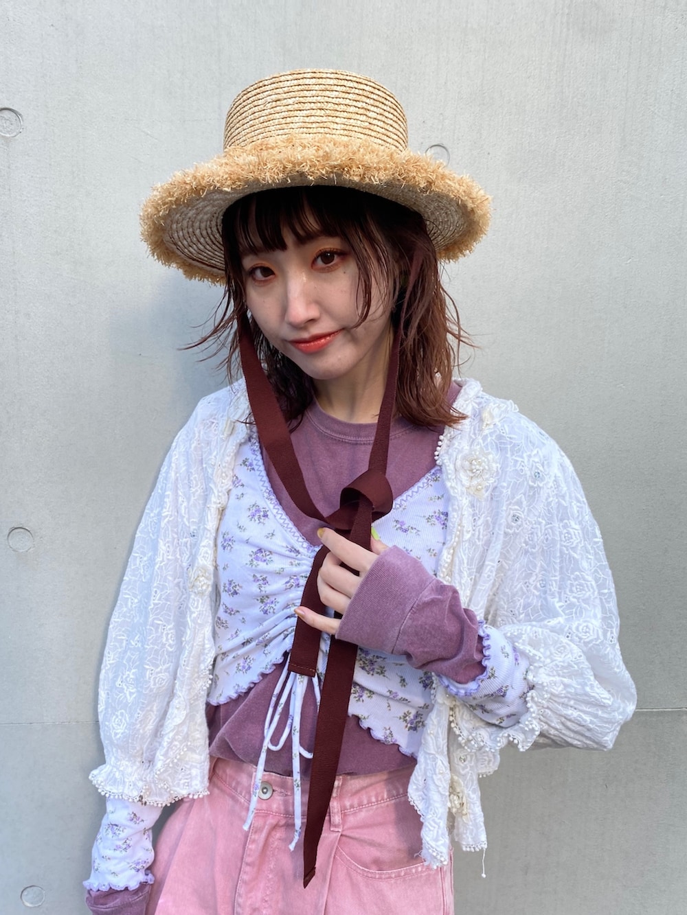 パープル系のTシャツ/カットソー、パープル系のTシャツ/カットソー、パープル系のトップスを着用したレディースの春コーディネートの4枚目の写真