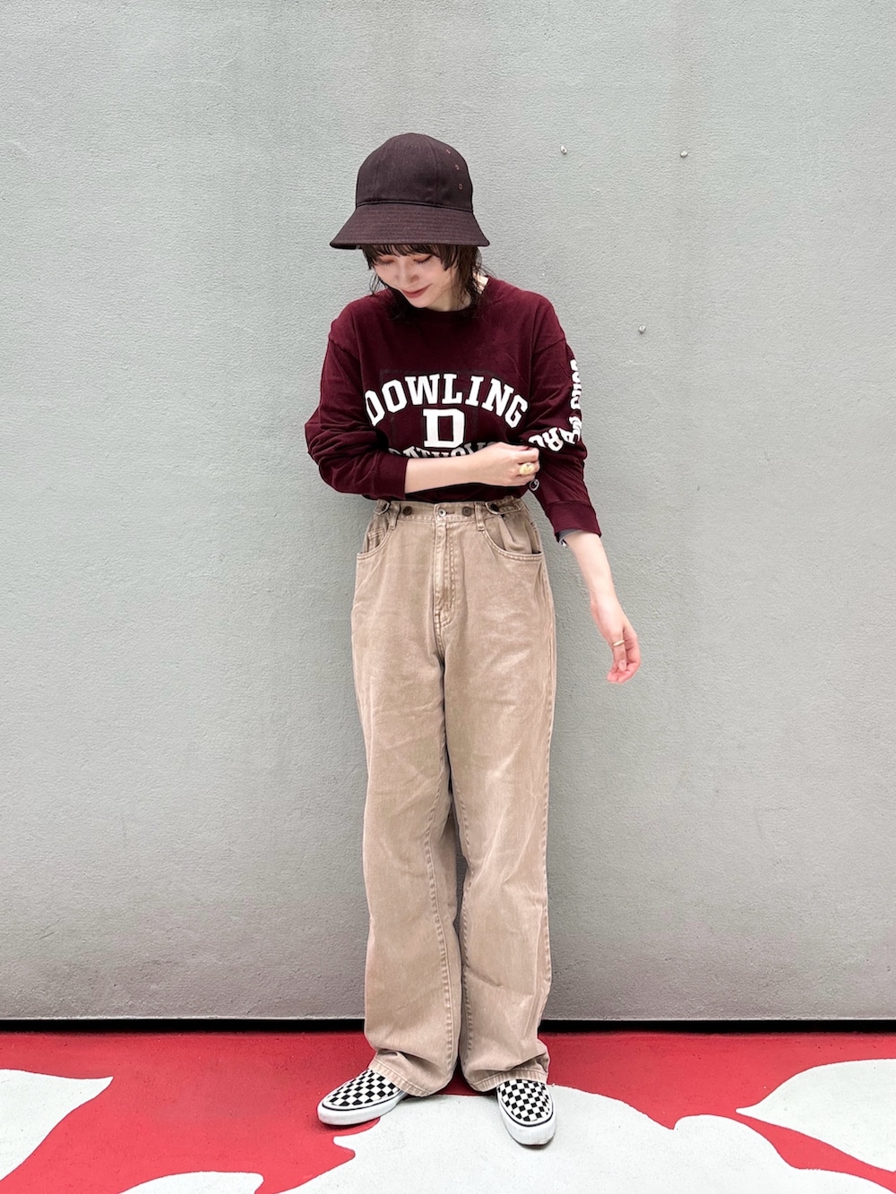 ブラウン系のTシャツ/カットソー、ブラウン系のデニムパンツ、ブラック系のスリッポンを着用したレディースの夏コーディネートの2枚目の写真