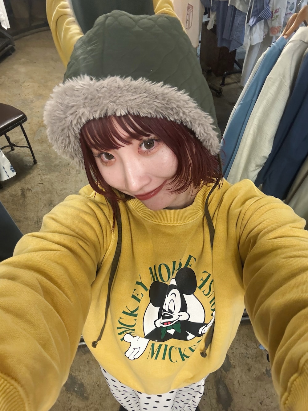 グレー系のTシャツ/カットソー、ブラック系のスニーカー、イエロー系のスウェットを着用したレディースの冬コーディネートの2枚目の写真