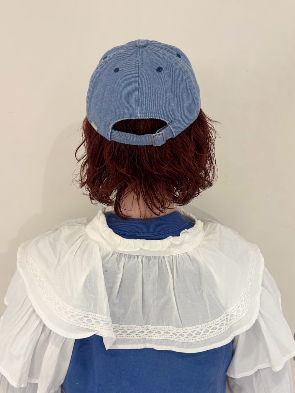ベージュ系のTシャツ/カットソー、ブルー系のボディバッグ/ウエストポーチ、ベージュ系のスカートを着用したレディースの春コーディネートの3枚目の写真