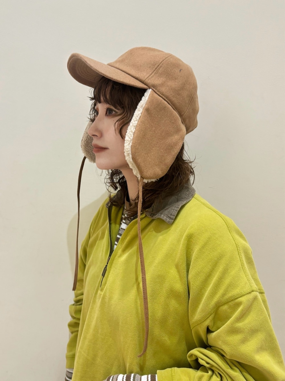 パープル系のパンツ、ベージュ系のスニーカー、ブラウン系のTシャツ/カットソーを着用したレディースの秋コーディネートの2枚目の写真