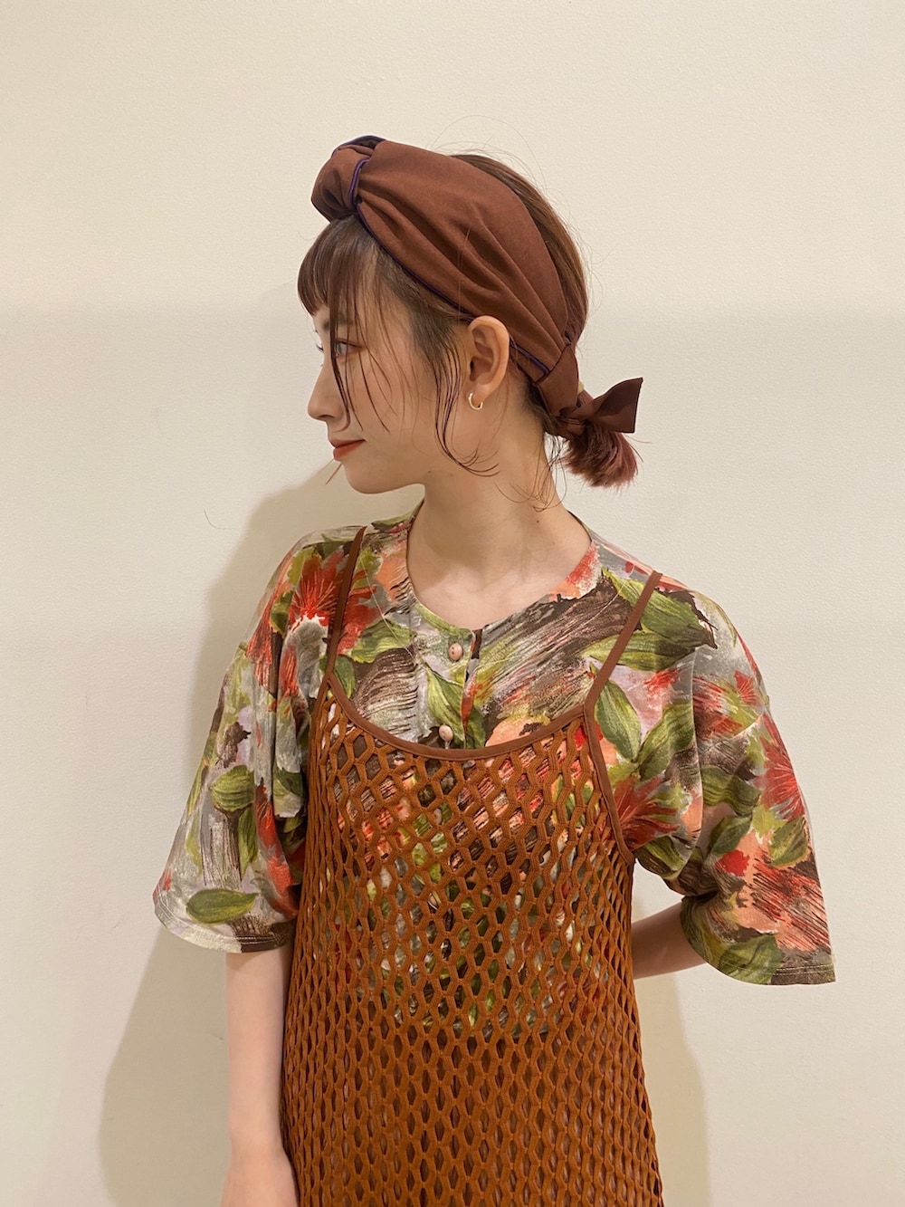 ブラウン系のサンダル、ブラウン系のその他パンツ、ブラウン系のヘアバンドを着用したレディースの春コーディネートの2枚目の写真
