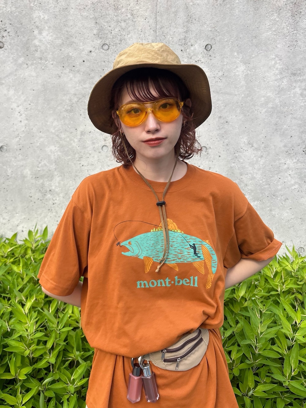 ブラウン系のTシャツ/カットソー、ベージュ系のボディバッグ/ウエストポーチ、ブラウン系のワンピースを着用したレディースの夏コーディネートの2枚目の写真