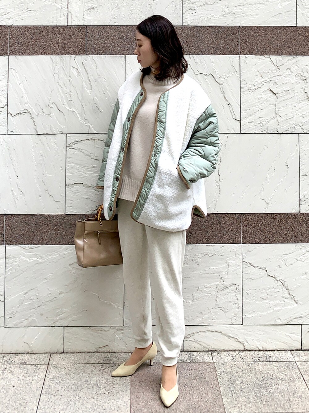 「きれいめカジュアル、ECRIRE、ボアジャケット、ボアブルゾン、キルティング、ボア、ユニクロ、UNIQLO、GU、プチプラ、プチプラコーデ、ジョガーパンツ、淡色コーデ、ビッグシルエット、エクリール」｜「ECRIREの【miho.a.nicoコラボ】キルティングジャケット（ノーカラージャケット、ホワイト系）」を使った、soliさん（レディース・163cm）の冬コーディネートの2枚目の写真