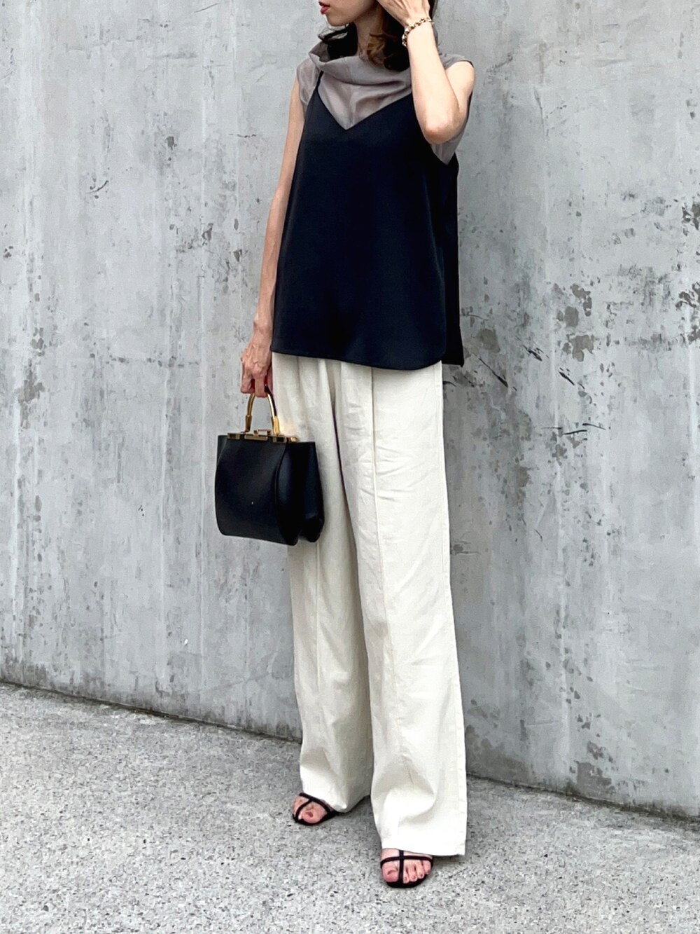 グレー系のTシャツ/カットソー、ブラック系のキャミソール、ホワイト系のパンツを着用したレディースの夏コーディネートの2枚目の写真