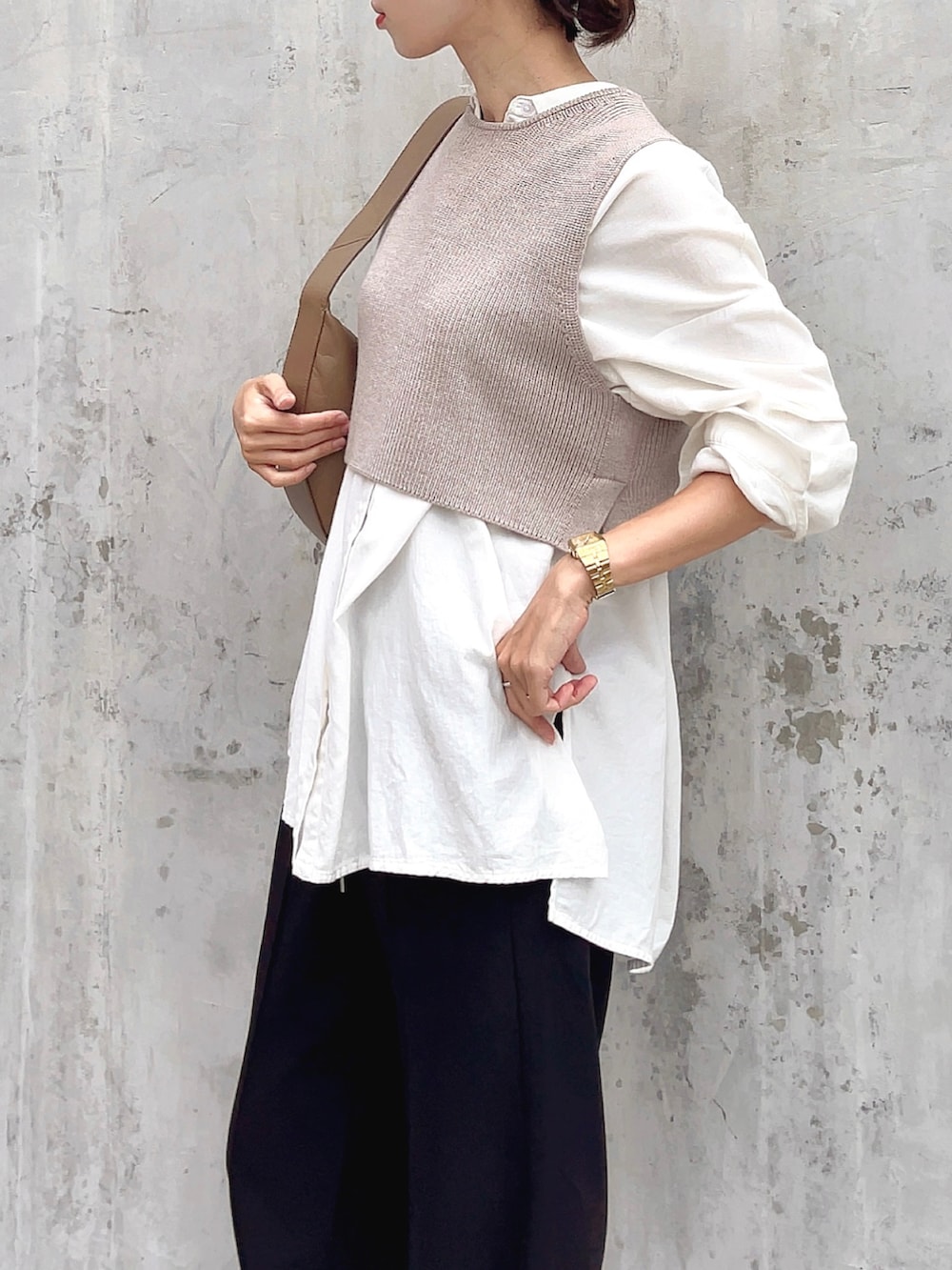 ベージュ系のワンピース、ホワイト系のシャツ/ブラウス、ブラック系のその他パンツを着用したレディースの秋コーディネートの5枚目の写真