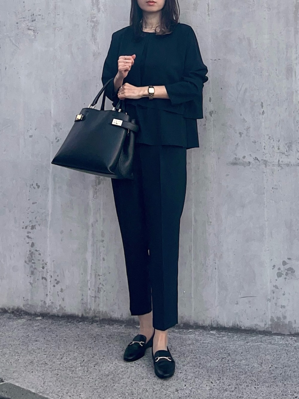 ブルー系のパンツドレス、ブラック系のローファー、ブラック系のトートバッグを着用したレディースの冬コーディネートの2枚目の写真