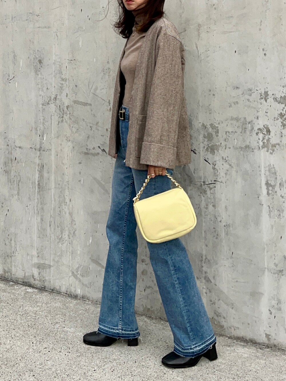 「オフィスカジュアル、お仕事コーデ、通勤コーデ、大人コーデ、ジャケット、春服デビュー宣言、ユニクロ、UNIQLO、プチプラ、プチプラコーデ、へリンボーン、フレアデニム、チェーンバッグ、めがね、春服」|「UNIQLOのアイテム(ニット/セーター、ベージュ系)」を使った、soliさん(レディース・163cm)の春コーディネートの2枚目の写真