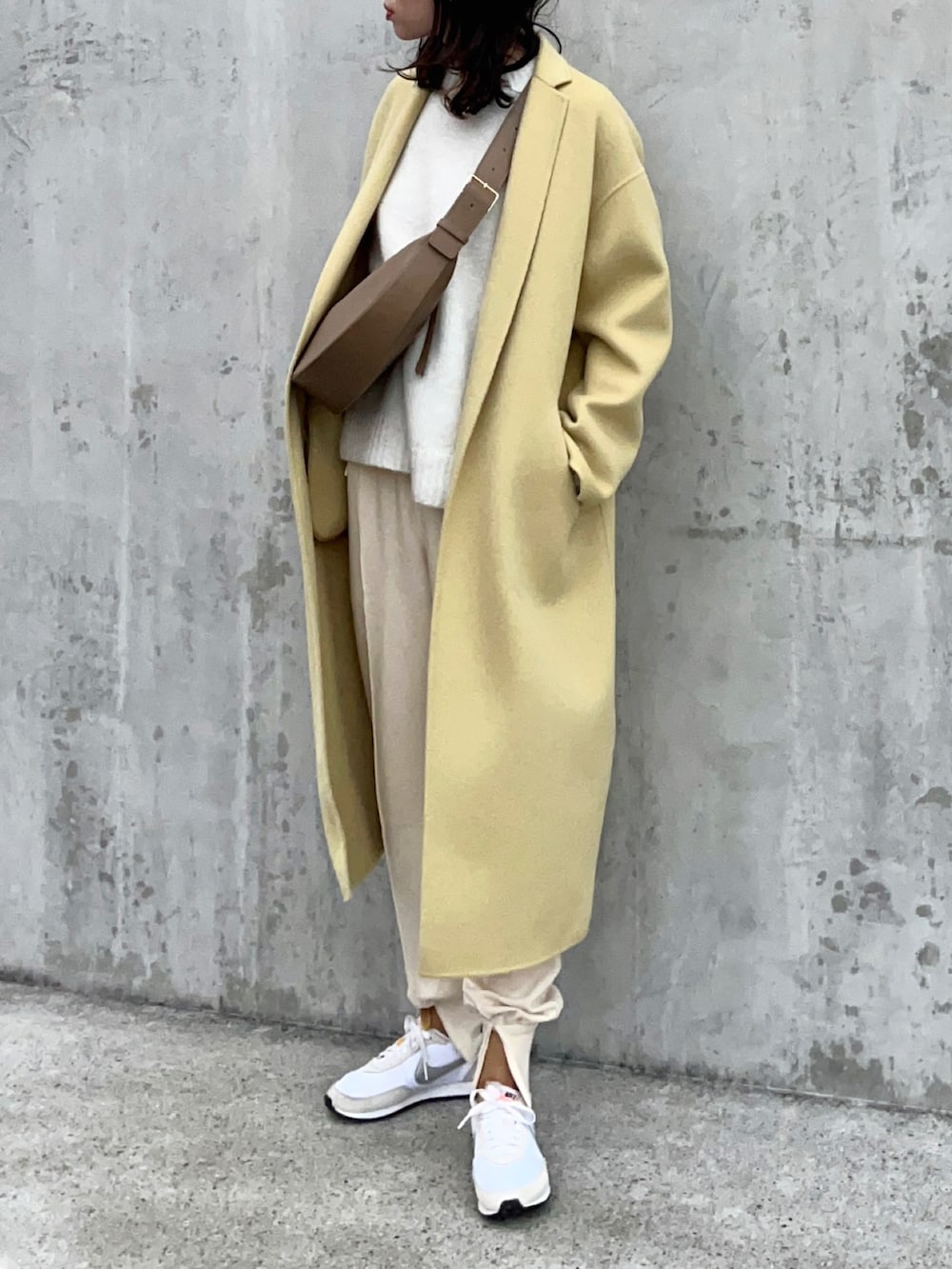 ホワイト系のニット/セーター、ホワイト系のその他パンツ、シルバー系のスニーカーを着用したレディースの冬コーディネートの2枚目の写真